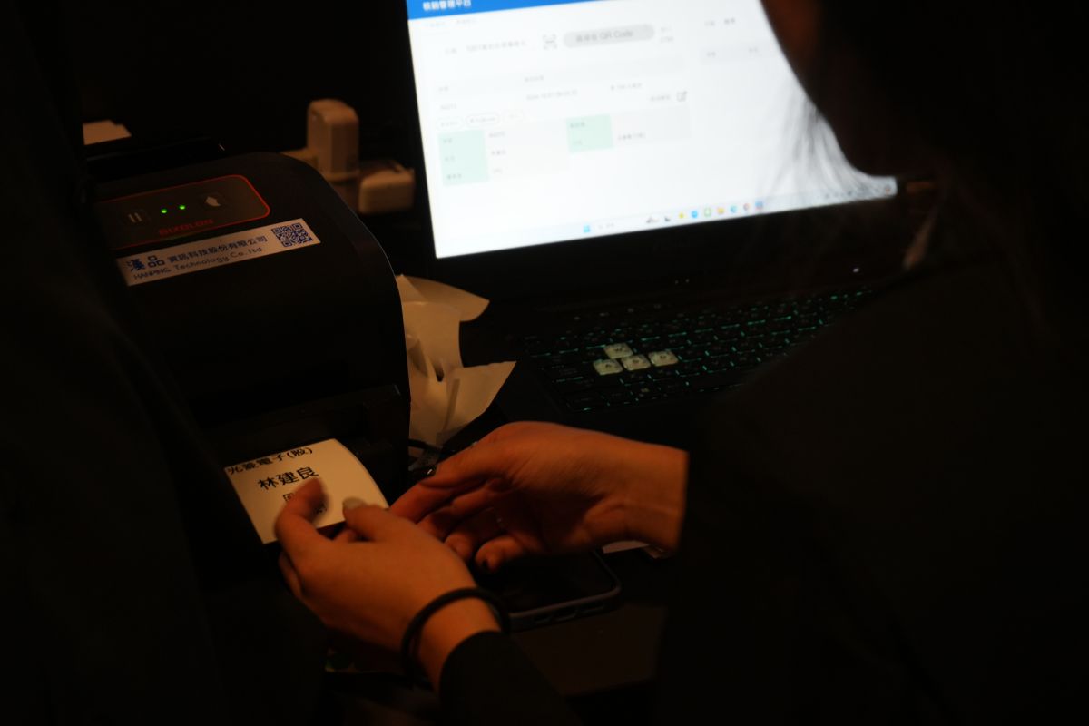 參加者使用QR Code掃描報到