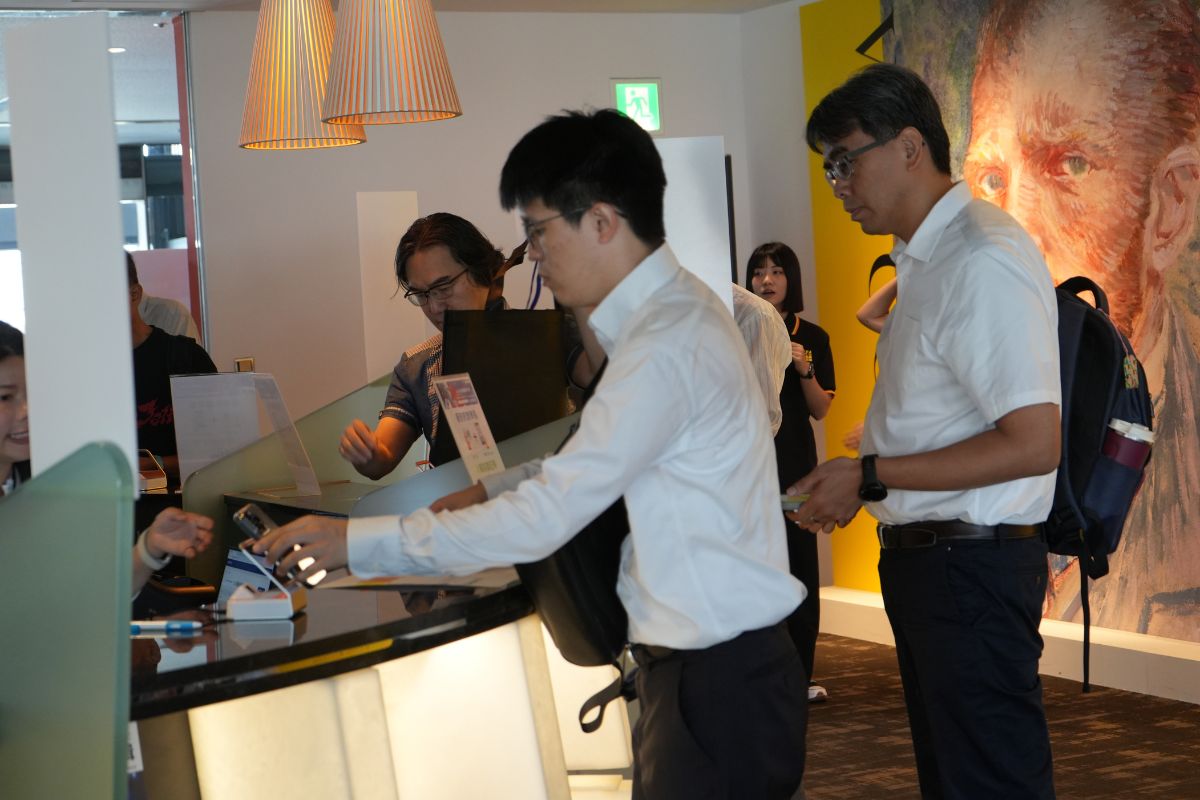 現場工作人員協助