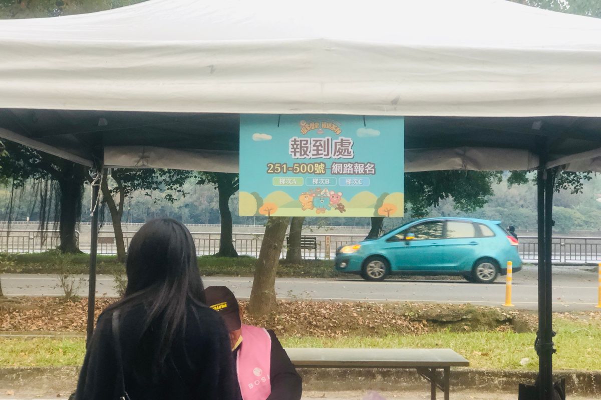 工作人員協助民眾使用數位報到系統